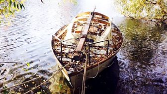 Uttjänt fritidsbåt som lämnats av ägare. Foto: Josefin Arrhénborg
