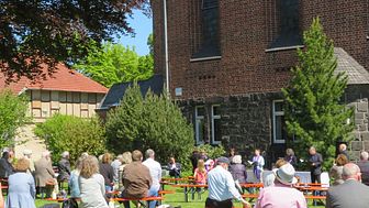 Der Festgottesdienst fand auf der Wiese neben der Hephata-Kirche statt. 