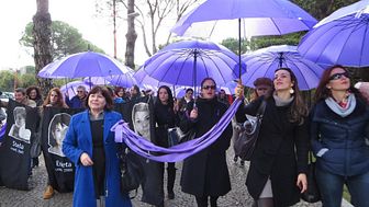 Kvinna till Kvinnas partnerorganisation AWEN demonstrerar i Albanien, ett av de länder som befinner sig i processen för ett EU-inträde.