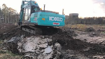 Kyrkogårdsförvaltningen har fällt tusentals träd och grävt gropar i lera, men ännu inte kommit särskilt långt med etapp 1 av Järva begravningsplats.