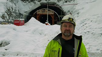 Den 9,4 kilometer lange tunnelen mellom Gvammen i Hjartdal og Århus i Seljord gjør turen fra øst til vest i Norge nesten 20 minutter raskere. Det er gått med store mengder med Leca-blokker i tunnelprosjektet, hele 4000 kvadratmeter.