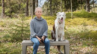 Eva Lindströms kommentar efter att ha fått priset: ”Är det sant?” ”Jag var precis ute med hunden. Jag kom hem, matade honom och tänkte börja arbeta med en ny bok.” Foto. Susanne Kronholm. 