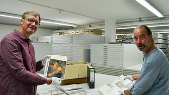 Thomas Burckhardt (links) übergibt die Autogrammsammlung seines Vaters an Dietmar Schulze (Sportmuseum) - Foto: Katja Etzold
