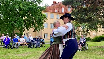 Stockholms folkdansring uppträder 2