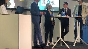 Från vänster: Daniel Forslund, Linda Swärd, Kalle Conneryd Lundgren och Ragnar Lindblad. Moderator Sofia Kacim.