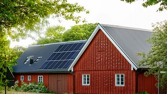 Solceller på ladugård i Sverige
