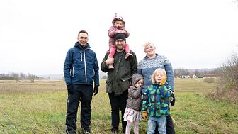 På platsen där solparken kommer uppföras: Adam Jomaa tillsammans med Per och Emelie Hult och deras barn Iris, Irma och Otto