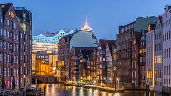 Nikolaifleet kanalen och Hamburgs senaste landmärke Elbphilharmonie, ett av världens största och mest akustiskt avancerade konserthus i bakgrunden. Foto: Getty images.