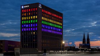 Die Zurich Gruppe Deutschland lässt ihre Direktion in Köln während der ColognePride in Regenbogenfarben erstrahlen.