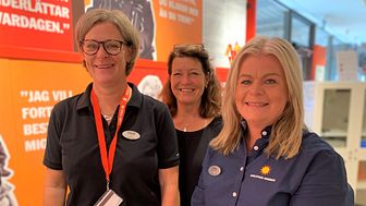 Arbetsterapeuterna Caisa Gran och Katarina Davidsson (längst fram) har jobbat med utställningen tillsammans med Maria Andersson som är enhetschef för hemrehab väst.