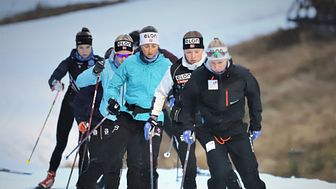 Norska och svenska skidåkare från respektive lands Team Elon