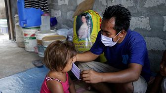Nästan 600 miljoner barn utan ekonomiskt stöd under pandemin – trots att barnfattigdomen ökar