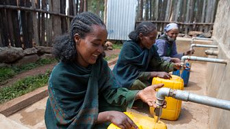 Wasserholen ist traditionell Aufgabe der Frauen und Mädchen in Äthiopien. Laut CIA World Factbook haben in Äthiopien vier von zehn Menschen keinen Zugang zu sauberem Trinkwasser. Foto: Rainer Kwiotek