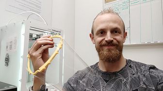 Niklas Land, doktorand på Högskolan i Skövde, skänker 3D-printade skyddsvisir till äldreomsorgen i Skövde.