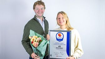 Martin Halvorsen (leder talent og rekruttering) og Marion Fjällstrøm Jakobsen (rådgiver) mottok prisen | Foto: Universum