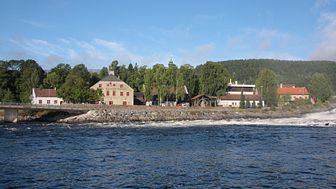 Det Norske Myntverket og Norsk Bergverksmuseum sett fra Lågen.