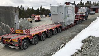 Transformatorn skjutsades 2 438 km på en lång trailer från Ljubljana i Slovenien till Långå Kraftverk. Foto: Jimmy Börjesson.