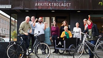 Glada medarbetare och cykelentusiaster på Växjös cykelvänligaste arbetsplats.