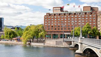 I år fyller Sheraton Stockholm Hotel 50 år! När hotellet slog upp dörrarna 1971 blev det snabbt en succé bland svenska och internationella gäster. Med sin unika placering med utsikt över gamla stan och Mälaren är den ikoniska byggnaden ett landmärke 