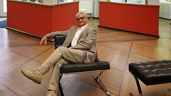 Designer Rudolf Horn in seinem neuaufgelegten Clubsessel - Foto: Isabell Gradinger