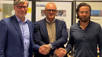 På bilden ser vi t.v. Mats Warnqvist och t.h. Marcus Warnqvist tillsammans med Ola Jönsson, Intertechnas nya VD.