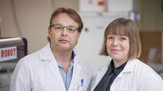 Professor Oliver Billker och forskar Ellen Bushell, malarieforskare på institutionen för molekylärbiologi vid Umeå universitet.