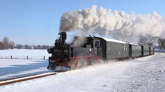 Der "Wilde Robert" lädt auch in diesem Jahr wieder zu Dampffahrten in winterlicher Atmosphäre ein - Foto: Archiv Döllnitzbahn/Sven Geist 