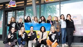 Initiative #WeAreAllUkrainians und dm-drogerie markt unterstützen Mütter und Neugeborene in der Ukraine