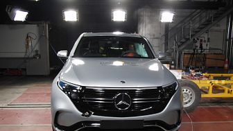 Mercedes-Benz EQC side impact test 2019