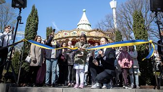 Här klipper sexåriga Luna Park bandet och inviger nya området med samma namn på Liseberg. Foto: Will Rose