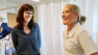 Camilla Sandberg och Helena Cronesten ser redan goda resultat av sin studie där hjärtsjuka får träna med hjälp av en app i mobilen. Foto: Cecilia Stenström