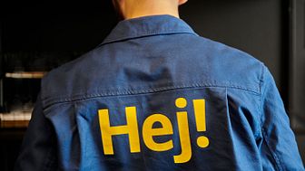 Med genåbningen af IKEAs varehuse, lanceres nye uniformer til medarbejderne i Danmark - som et af de første IKEA lande i verden.