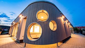 „Runde Ecken“ mit großen Bullaugen, Holzfassade und ein Gründach. Die Kita Spalt zeigt, was möglich ist, wenn kreative Architekten die Modulbauweise mit ihren individuellen Ideen verbinden.