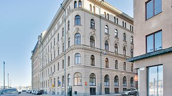 Fastigheten Käpplingeholmen 3 på Nybrokajen i Stockholm blir ny adress för Handelsbanken. Fastigheten uppfördes år 1880-81.  Fotograf: Gustav Kaiser