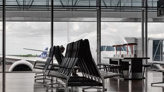 Flygpassagerarstatistik för mars 2018 illustreras med bild av flygplan och väntande passagerare. Fotograf Kalle Sanner.