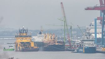 Almirante Storni lossas samtidigt som vattenbegjutning pågår under söndagseftermiddagen. Bild Göteborgs Hamn AB.