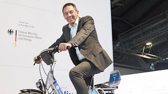 SYKKELSATSING: Her viser Fords Europas toppsjef, Steven Armstrong, frem en av syklene som skal brukes i det nye sykkeldelingssamarbeidet.