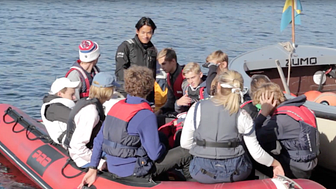 Skärmavbild från filmen "Här lär sig barn och ungdomar att segla"