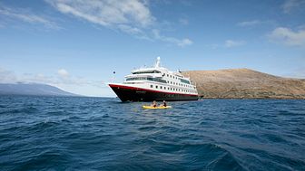 TIL GALAPAGOS: Med god plass til bare 90 gjester, får Hurtigruten Expeditions-reisende en eksklusiv opplevelse om bord på MS Santa Cruz II. Foto: Hurtigruten Expeditions 