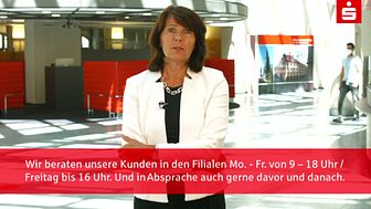 Vorstandsmitglied Marlies Mirbeth erklärt die neuen Service- und Beratungszeiten für Kunden der Stadtsparkasse München.