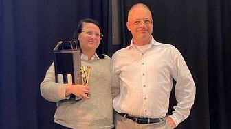 Maria Veha og Jørgen Kjeldsen, direktør for Hygiejnefokus, med Rengøringsprisen 2021.
