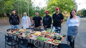 Murat Tlupov, Fatima Maskitou, Youssef Abdulkhaliq, Sarah Nyangena, Ramadan Husein och Indira Sojtaric är några i gänget bakom årets matfestival i Bergsjön.