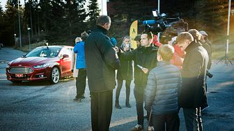 Samferdselsminister Ketil Solvik-Olsen møtte racerfører Molly Pettit til promilleduell i nye Ford Mondeo