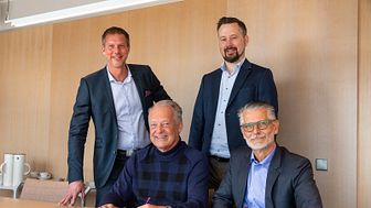 Signerer oppkjøp: Trainor kjøper Distansia. Jens Albrektson, VD Trainor Sverige (bak fra venstre), Stian Martinsen, CEO Trainor, Hans Otterberg, CEO Distansia (foran fra venstre) og Styreleder i Trainor Group, Peter Svarrer.