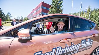 Ford Motor Norge og If lanserer et unikt opplæringsprogram - Ford Driving Skills for Life - for ungdom i alderen 18 - 24 år. Ambassadør og rallycrossfører Andreas Bakkerud demonstrerer konsekvensene ved bruk av mobil under kjøring.
