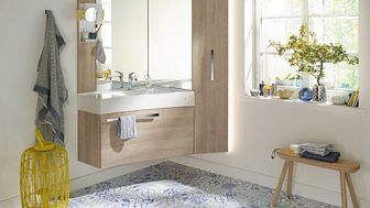 Die Sys30-Ecklösung von burgbad ist ein Möbel, das Waschtisch, Schränke, Spiegel und Beleuchtung zu einer kompakten Einheit zusammenfasst. (Foto: burgbad)