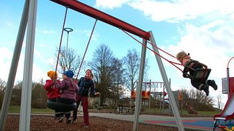  Anne Frandsen och hennes barn är flitiga besökare av lekplatsen vid Ramshögsvägen i Döjsebro. Tack vare Annes e-förslag har lekplatsen fått belysning och dessutom kommer fler lekplatser att ses över för att kunna användas mer.