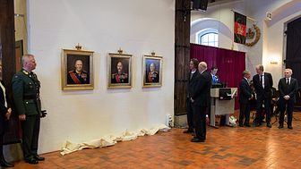 Avdukingen av nye kongeportretter gjennomført - H.M. Kong Harald til stede 