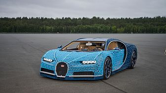 En Bugatti Chiron byggd helt i LEGO® Technic™ bitar, med plats för två fullvuxna passagerare