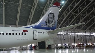 Spanske Miguel de Cervantes, forfatter av den verdensberømte romanen Don Quixote, pryder halen på et av Norwegian sine Boeing 737-800. 